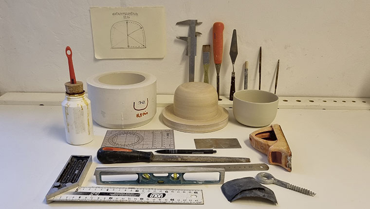 Værktøjer og gipsforme klar til brug